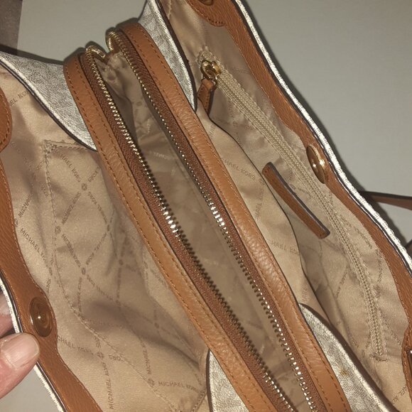 Medium Logo Chain Shoulder Bag - Picture 7 of 7